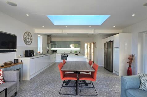Kitchen / dining room / living area