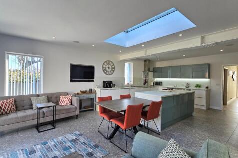 Kitchen / dining room / living area