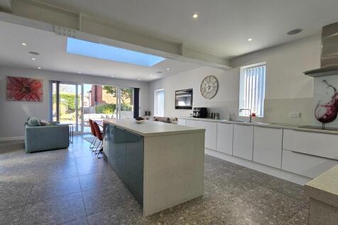 Kitchen / dining room / living area