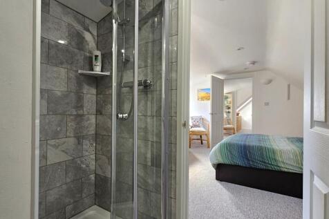 Bedroom 6 Ensuite