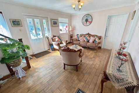 Entrance/sitting room