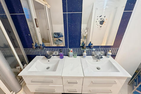 Ensuite his &amp; her sinks