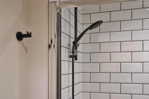 36 Leadenhall Street  Shower.jpg