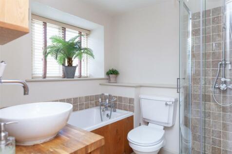 Master Bedroom - En Suite Bathroom.jpg