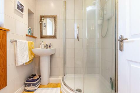 Master Bedroom - En Suite Shower Room.jpg