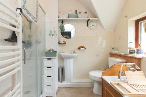 Family Bathroom 1.jpg