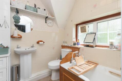 Family Bathroom 2.jpg