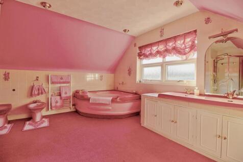 En-suite to Master Bedroom with jacuzzi bath