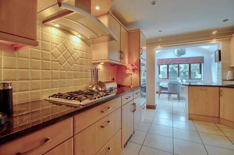 Gas hob and good range of storage
