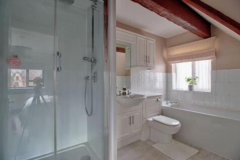 Full en-suite with shower &amp; bathtub