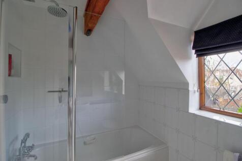 Bathtub with &#39;rainfall&#39; shower