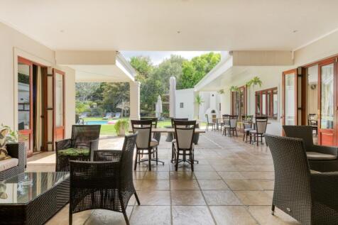 Undercover Patio to pool &amp; garden