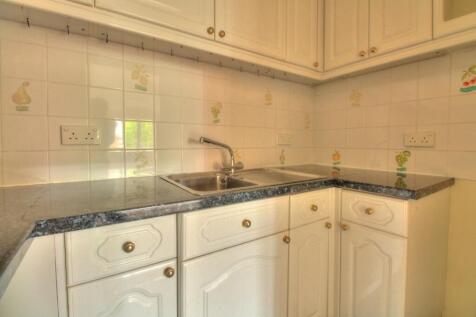 Ample work surfaces