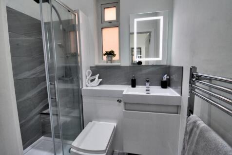 Master Bedroom en-suite shower room