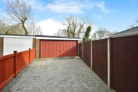 Double Garage &amp; Driveway Space