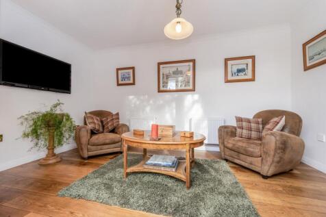 Summer-Snug Room1