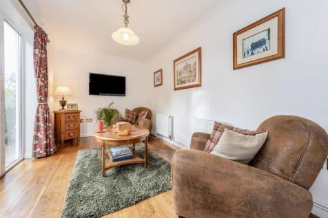 Summer-Snug Room