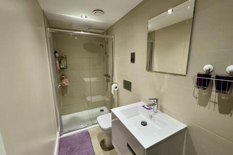 en-suite shower room