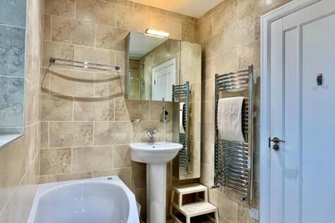 Ensuite ground floor 2