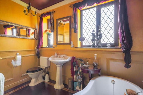 Family Bathroom 1