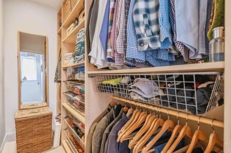 17. Walk in wardrobe