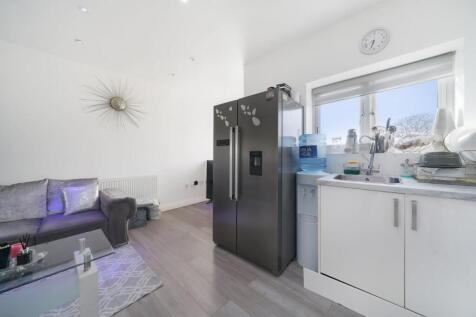 Flat 2 15  15a Empire Parade Great Cambridge Roa