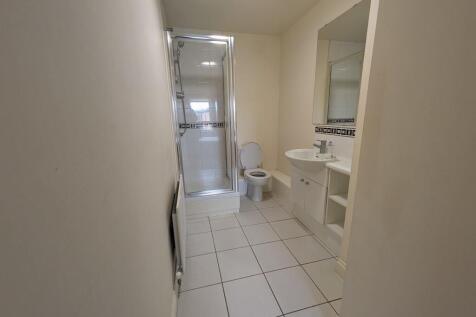 En suite shower r...