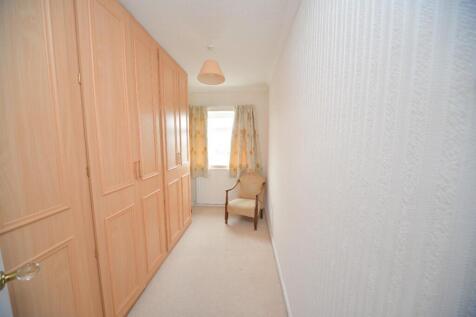 Bed 2 - current dressing room.jpg