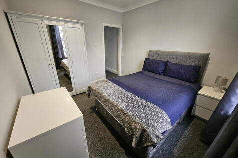 En-Suite bedroom with all bills included. Profess