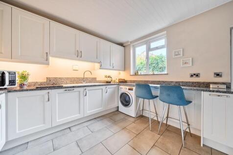 Kitchen with breakfast bar.jpg