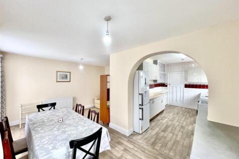 Kitchen / Dining Area