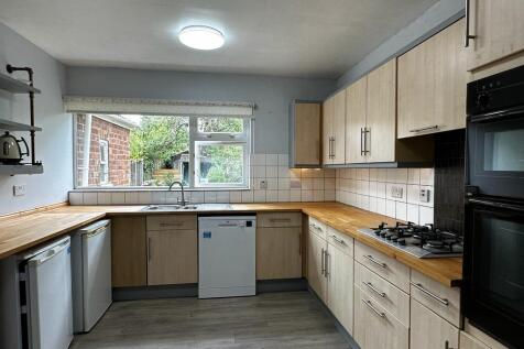 76 Mill Lane Kitchen.jpeg
