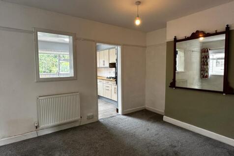 76 Mill Lane - Lounge.jpeg