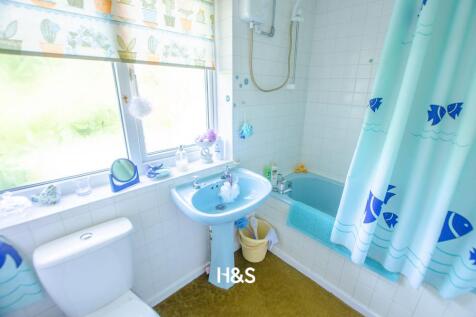 12 Walcott Green - Bathroom.jpg