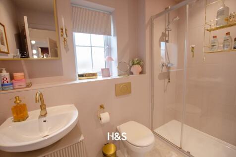 7 Acer Drive - ensuite.jpg