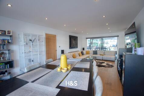 100a Fabian Crescent - Diner.jpg