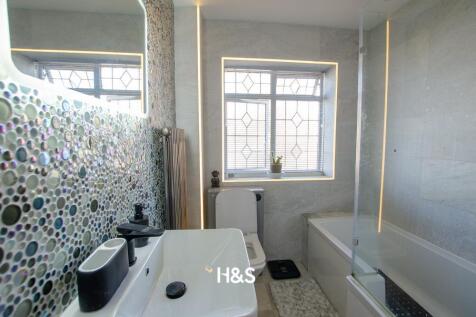 100a Fabian Crescent - Bathroom.jpg