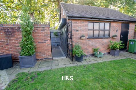 100a Fabian Crescent - Rear.jpg