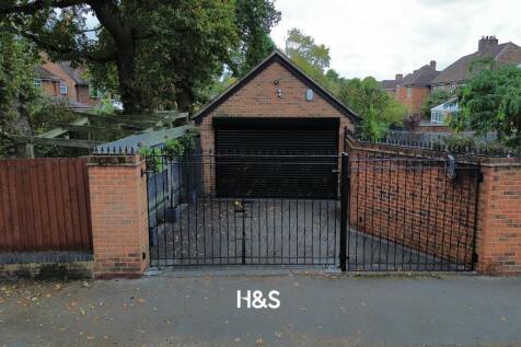 100A Fabian Crescent - garage 2.jpg