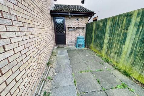 Garden &amp; access to garage