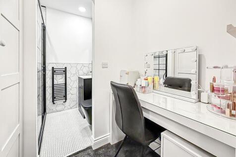 Walk in Wardrobe/ Ensuite