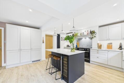 CAM02136G0-PR0478-STILL008