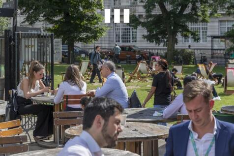 8 City Road  Outdoor Dining Area With Casual Sea