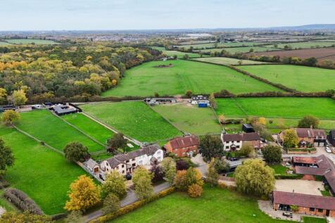 Front aerial with paddock