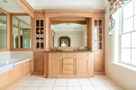 J Bed 2 En-Suite.jpg