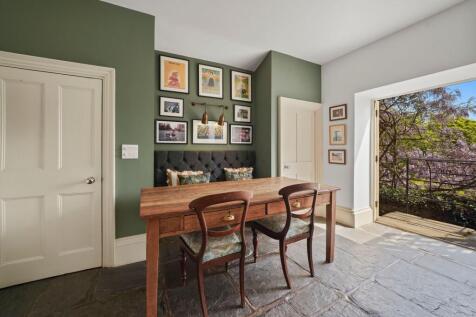 Kitchen Seating to Garden