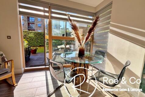 Living room/kitchen/dining room