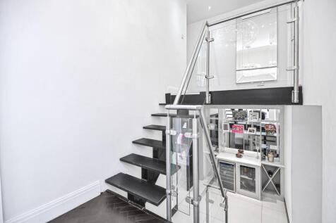 1 Woodstock Drive Landing (5).jpg