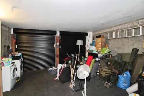 DOUBLE GARAGE &amp; DRIVEWAY