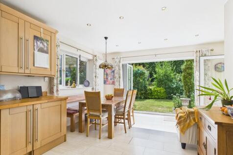 CAM03674G0-PR0565-STILL010